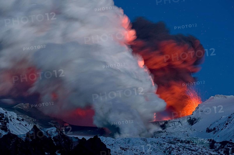 Cloud of ash from Eyjafjallajoekull volcano and a vapour cloud from lava flow in the Gigjoekull glacier tongue