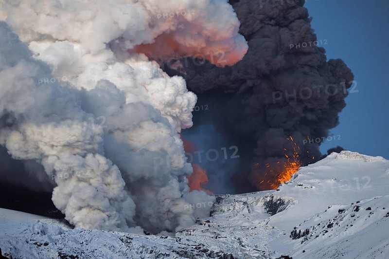 Cloud of ash from Eyjafjallajoekull volcano and a vapour cloud from lava flow in the Gigjoekull glacier tongue