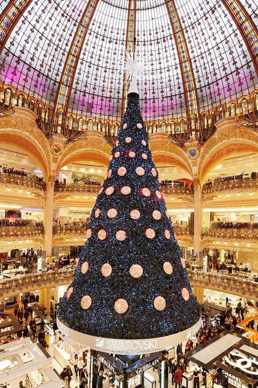 Christmas tree in the Great Hall of Galeries Lafayette department store