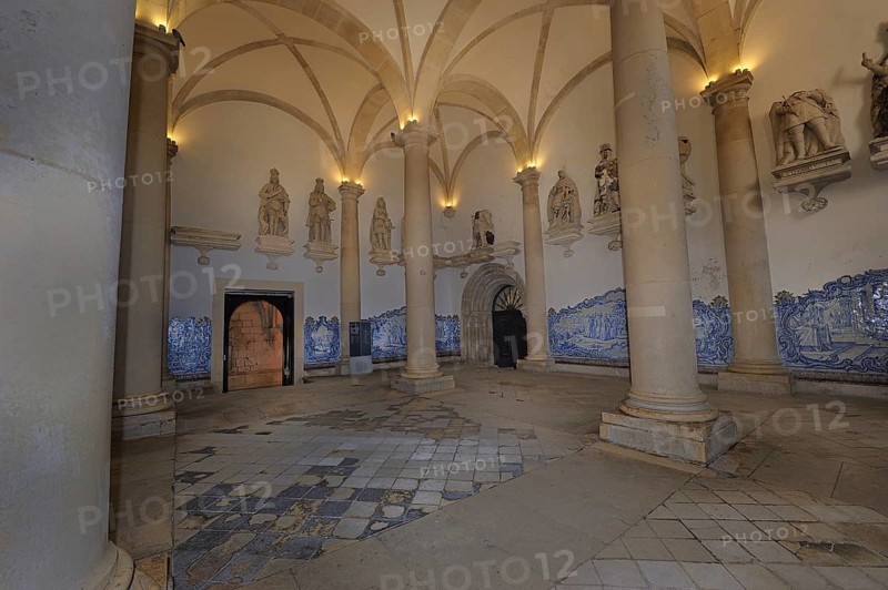 Azulejos and statues in the Room of the Kings