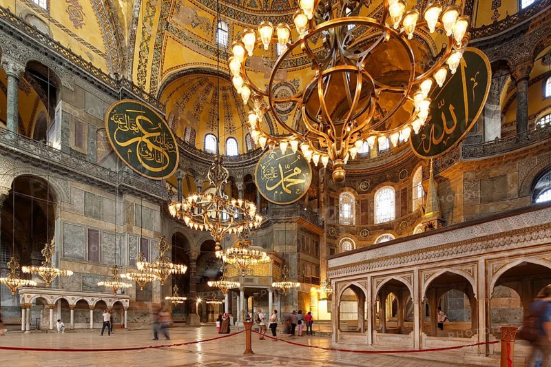 Nave with the prayer leader tribune