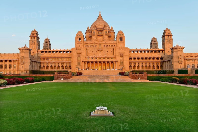 Facade of the garden side with a restaurant
