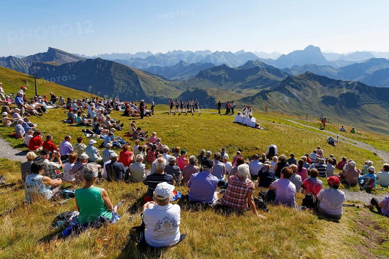 Mountain mass during a meeting of alphorn players