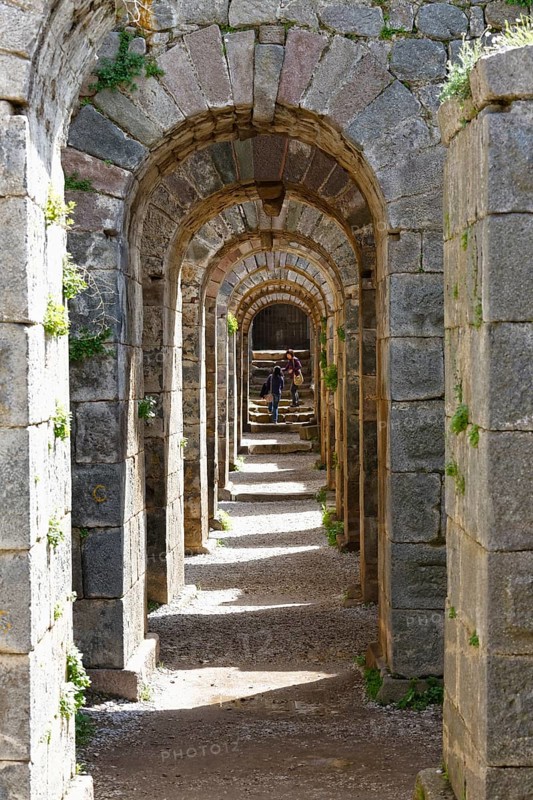 Series of arches in the substructures of the Trajaneum
