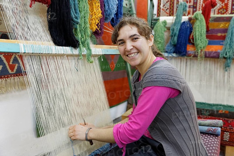 Woman working in the Desen Halicilik carpet factory