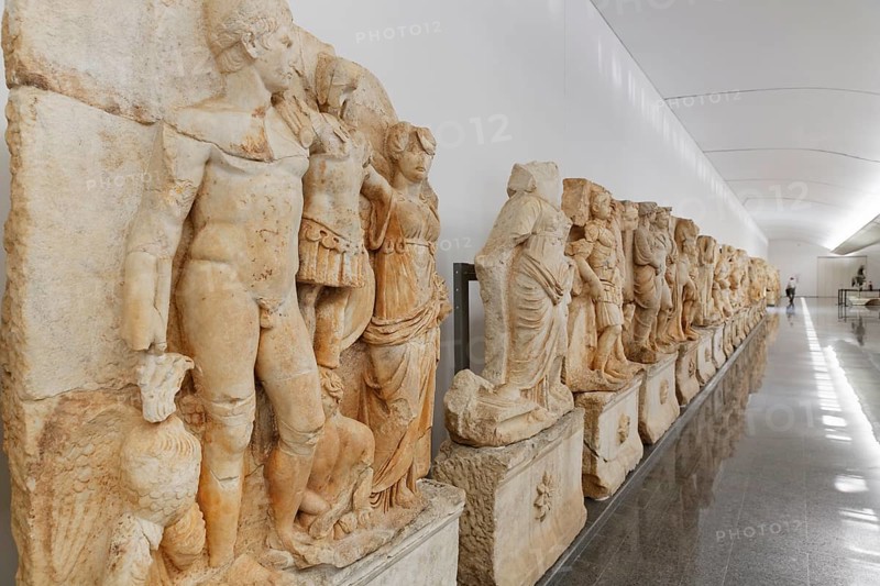 Statues of Augustus and Victoria at front
