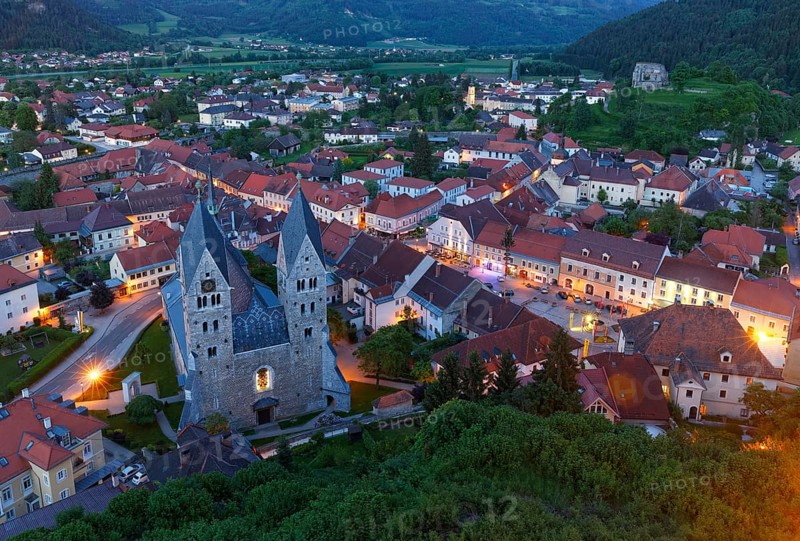 Parish Church of St. Bartholomew and the Hauptplatz square at dusk