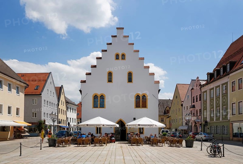 Marienplatz square with the Ballenhaus storehouse