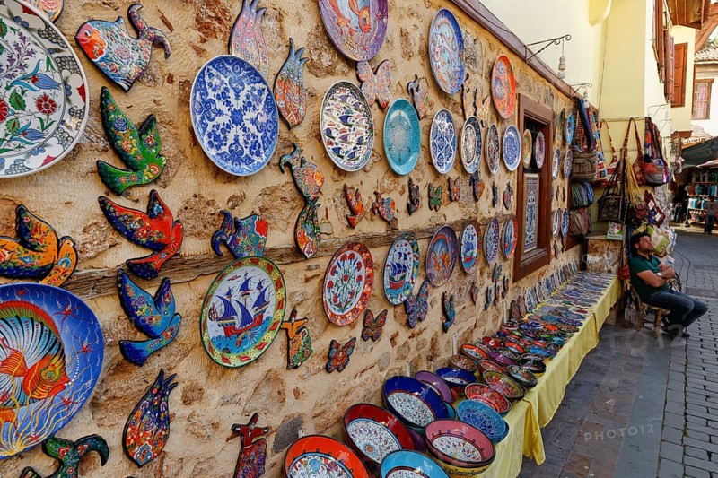 Ceramic plates as souvenirs
