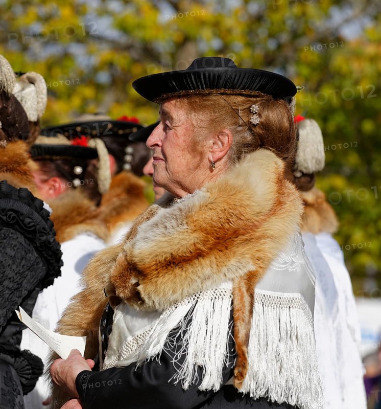 Woman wearing a fox stole during the Leonhardiritt procession