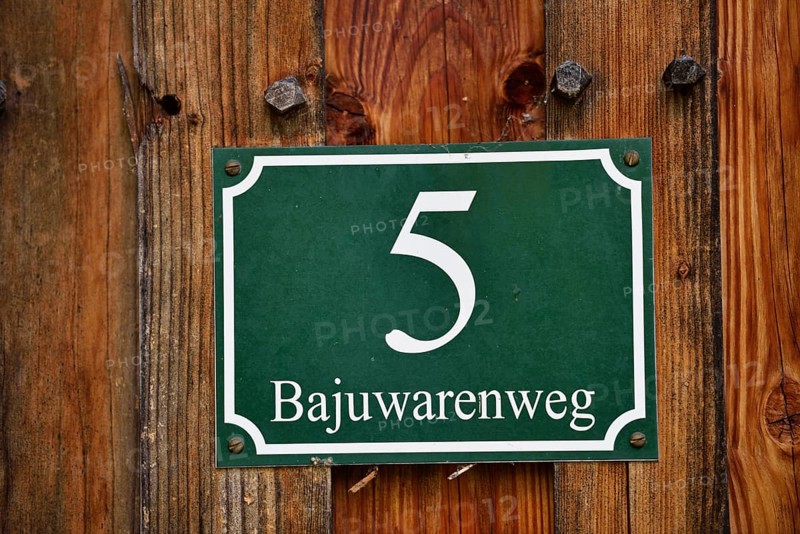 Sign with the house number 5