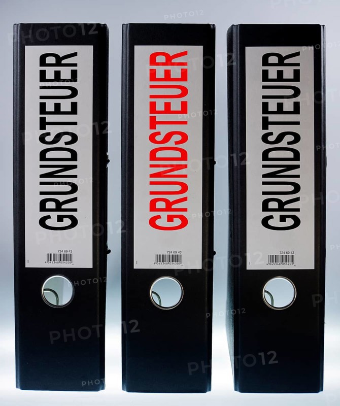 Three file folders labeled 'Grundsteuer'