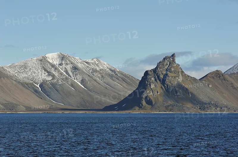 Mountain range on Forlandsundet