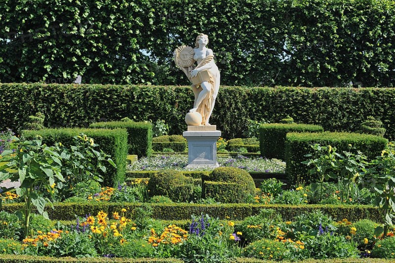 Sun' statue in a Low-German flower garden