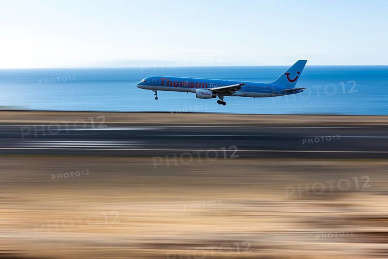 Boeing from Thomson TUI1 approaching the runway of Madeira Airport