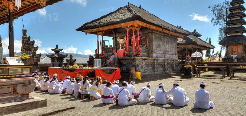 Hindu worshippers praying at Pura Ulun Danu Batur Temple