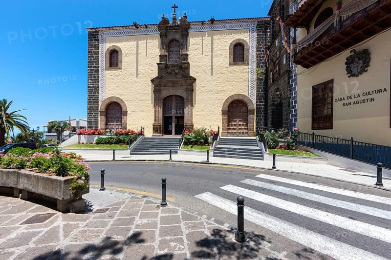 Church of San Agustin with the Casa de la Cultura San Agustin