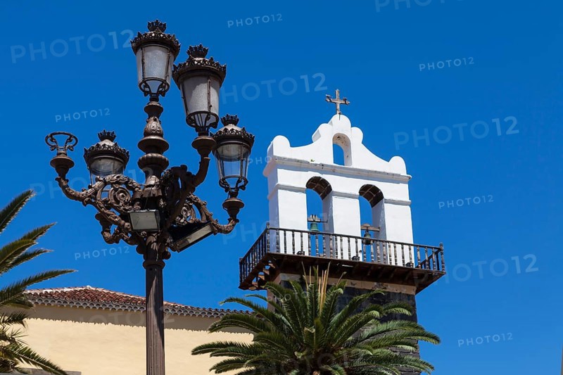 Street lamp in front of San Francisco Convent