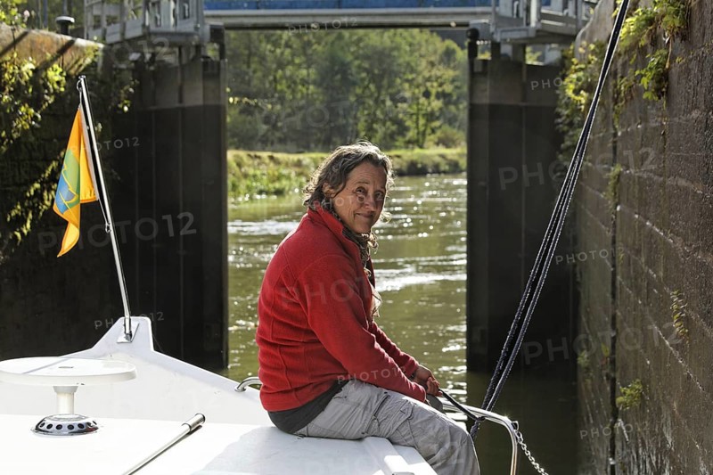 Holidaymaker in a lock chamber while passing through a downward lock