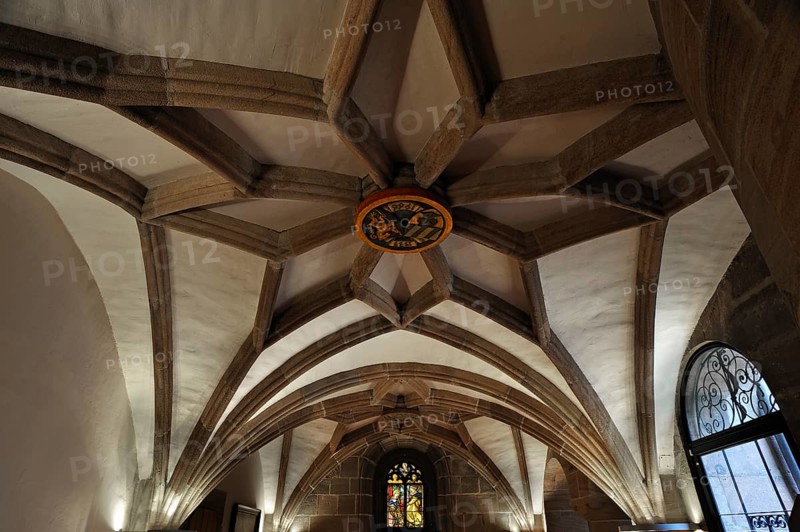 Vaulted ceiling with the coats of arms of the builders in the entrance hall of Tucher Mansion