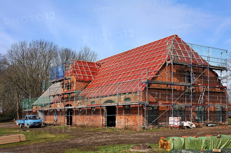 Complete roof renewal of a horse stable from 1918