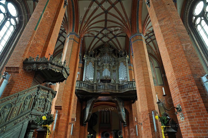 Gothic vaulted ceiling with Baroque organ case