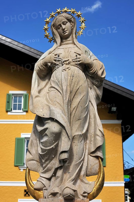 Two-faced sculpture