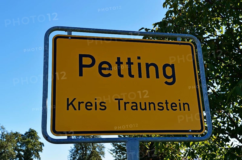 City limit sign for the town of Petting