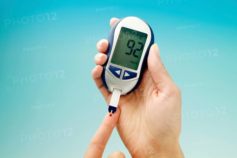Blood glucose test device for diabetics
