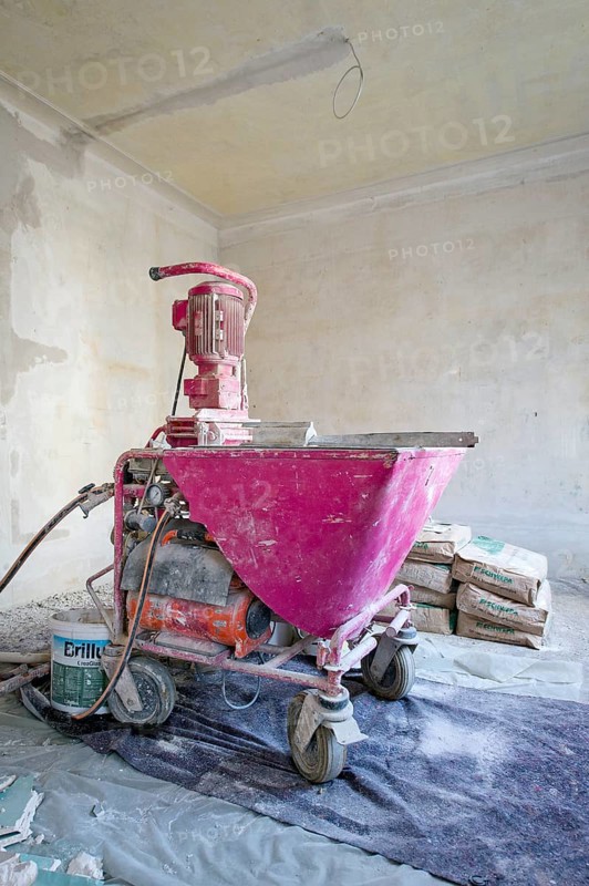 Plastering machine for plastering interior walls