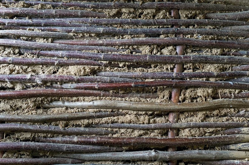 Wall construction made of woven hazel rods lined with clay