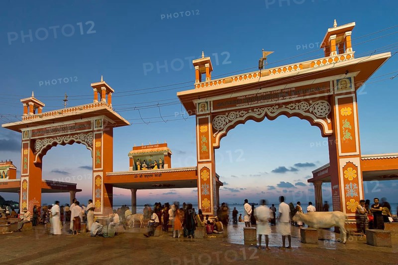 Hindu pilgrims at the Ghat Agni Theertham before sunrise