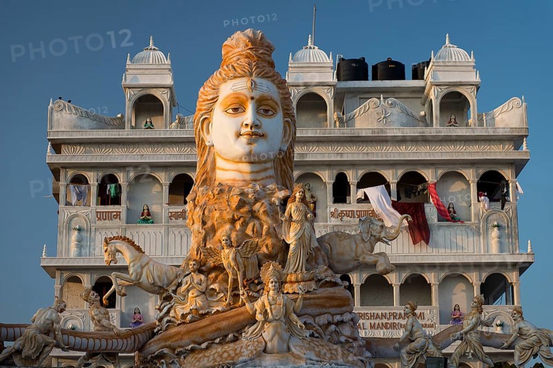 Hotel for pilgrims with a huge sculpture of Shiva