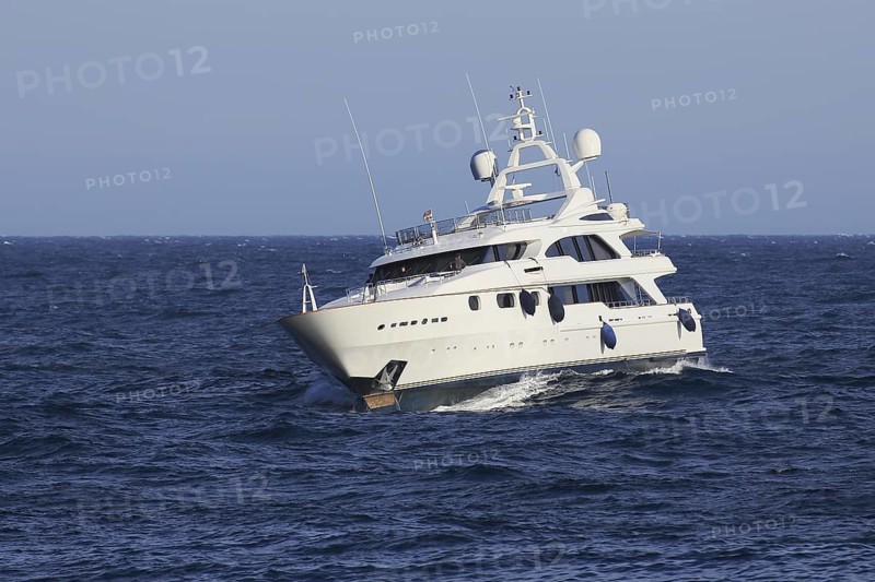 Motor yacht Taiba in choppy seas