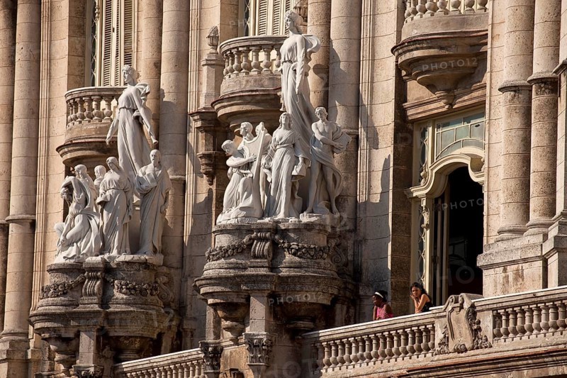 Statues and a balcony with visitors on the facade of the Gran Teatro de La Habana theater
