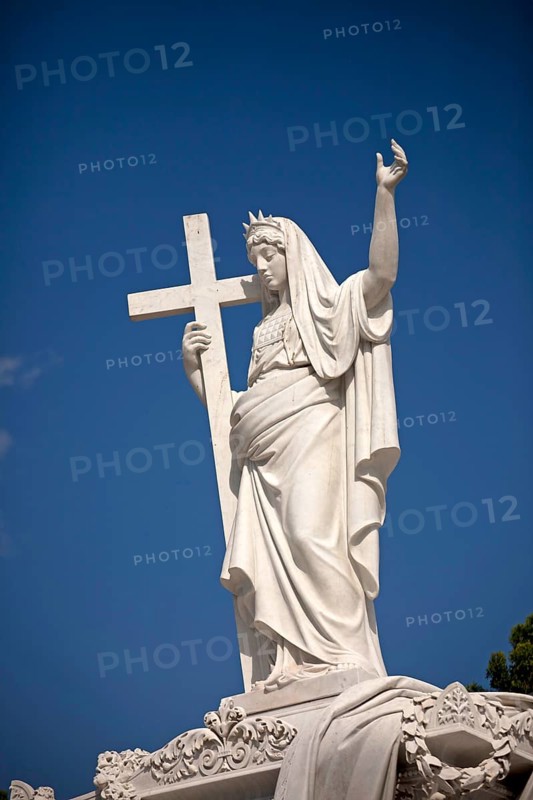 Statue on a grave in Cementerio Cristobal Colon