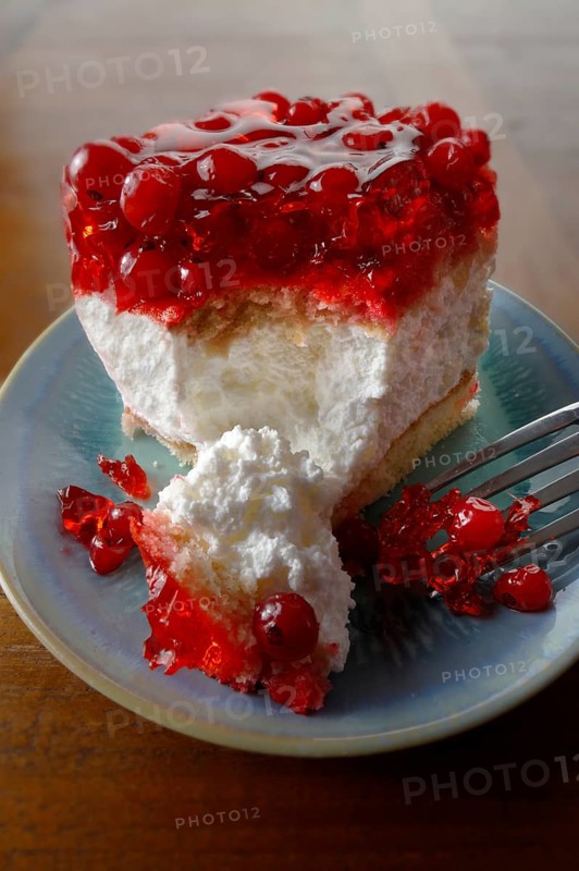 Hungarian Turo cheese cake with redcurrants