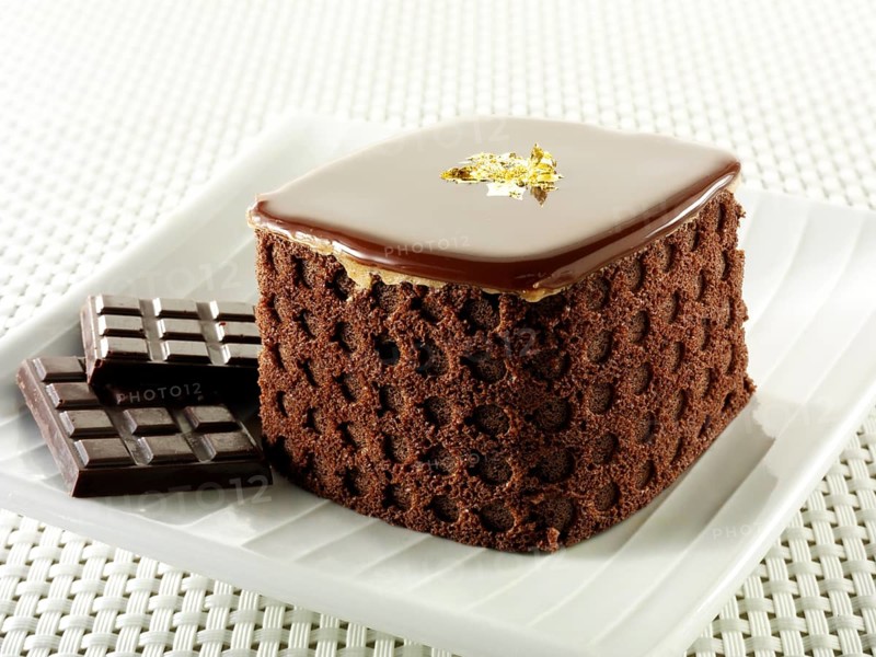 Cake with a sponge case and chocolate filling