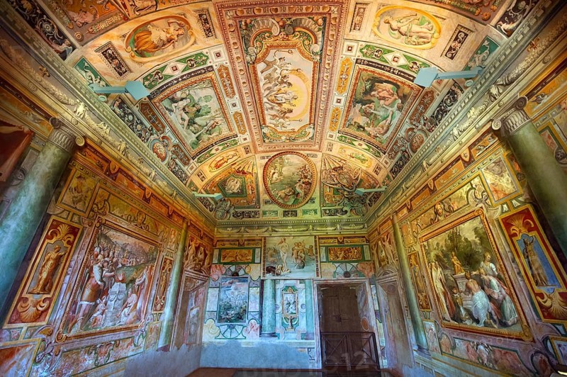 Room with frescoes by Livio Agresti