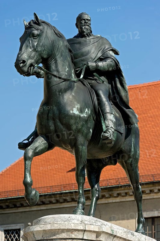 Bronze equestrian statue of Prince Regent Luitpolt by Adolf von Hildebrand and Theodor Georgii
