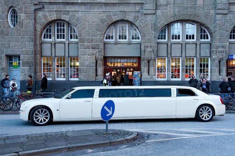 Chrysler 300C stretch limousine in front of St. Pauli Landing Bridges