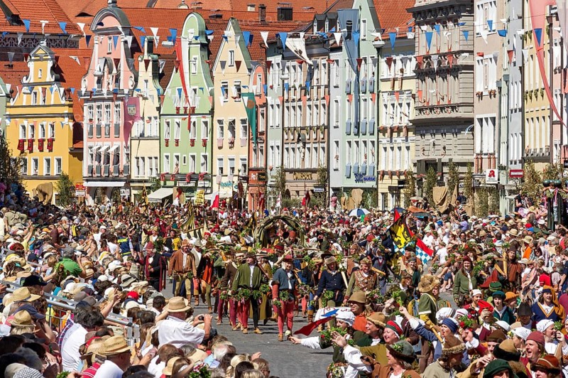 Wedding procession in medieval costumes to celebrate 'Landshut Wedding 1475'