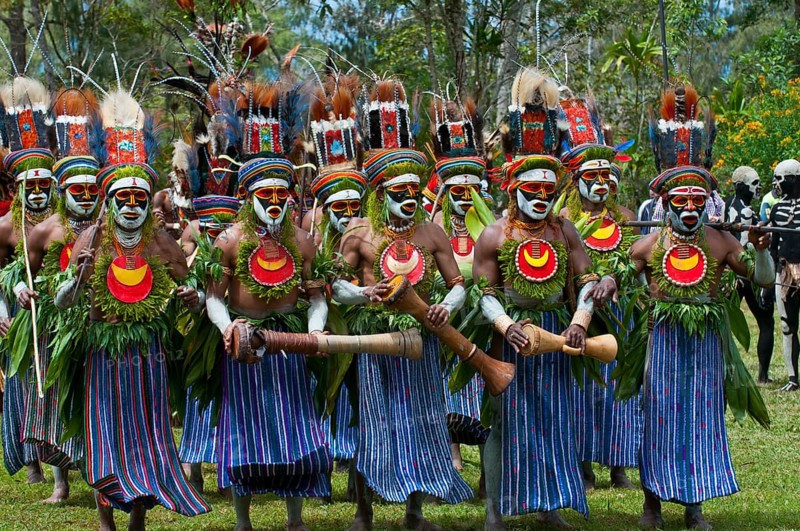 Men in colourfully decorated costumes with face paint are celebrating at the traditional Sing Sing gathering in the highlands