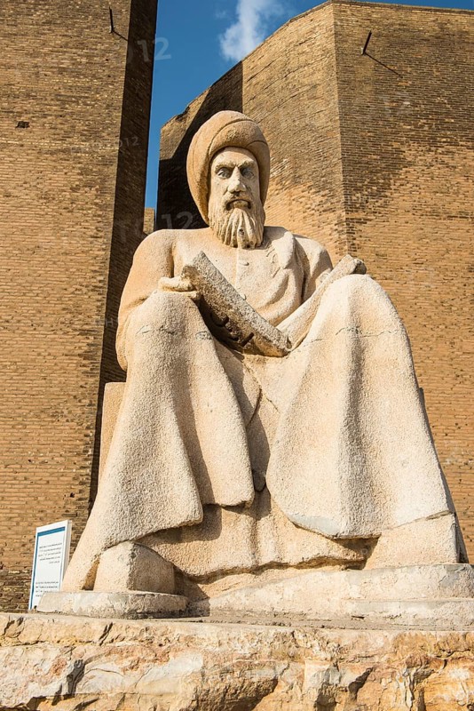 Statue of Mubarak Ben Ahmed Sharaf-Aldin in front of Qalat Hawler citadel