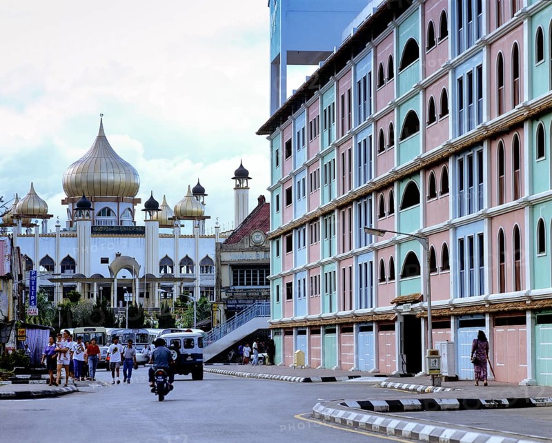 Street scene with the Mosque of Kuching