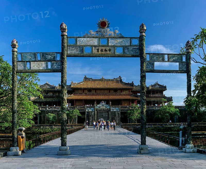 Trung Dao Bridge and Thai Hoa Palace