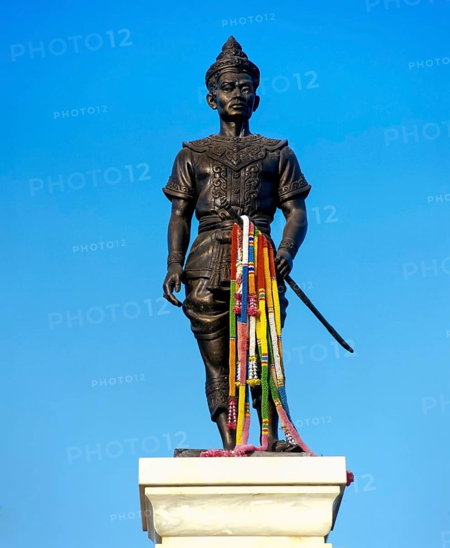 Monument with a statue of King Meng Rai