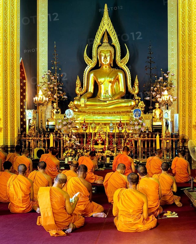 Monks at prayer in front of the Phra Phutthachinnarat