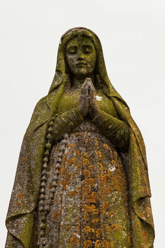 Statue of a woman in prayer