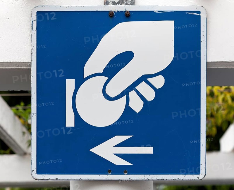 Sign to the parking ticket machine for paid parking